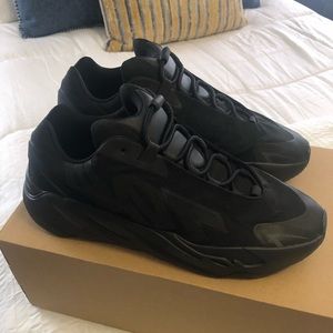 YEEZY 700 MNVN TRIPLE BLACK
